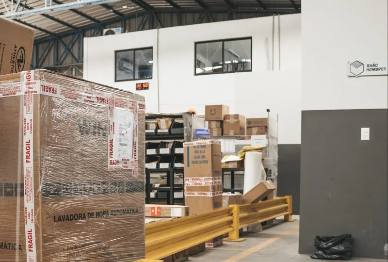 Bodega de Rayo Pack con mercancía emplayada lista para distribución