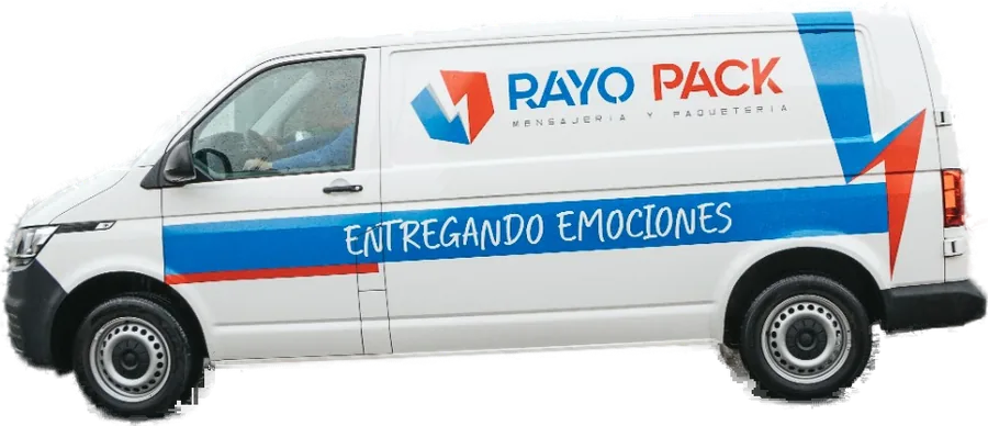 Camioneta de Rayo Pack rotulada con el lema Entregando emociones